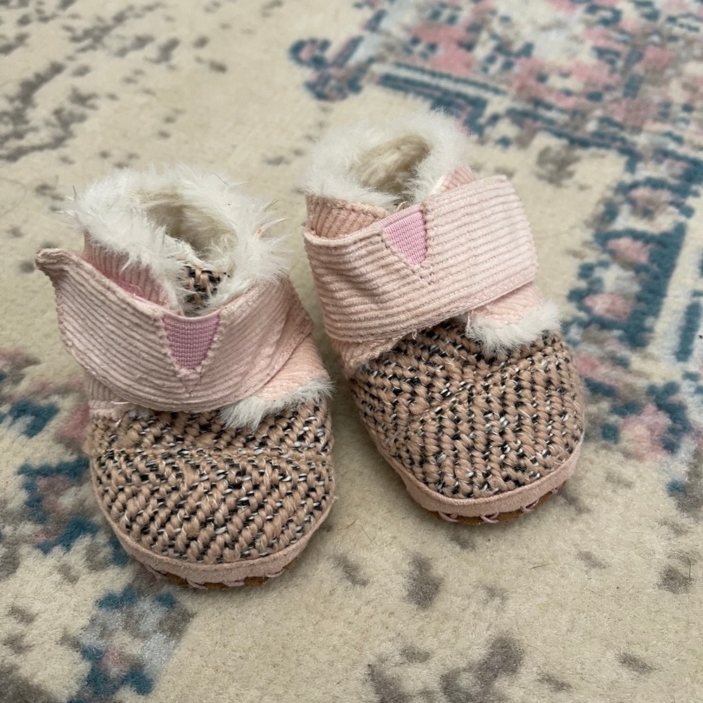 TOMS baby fur booties